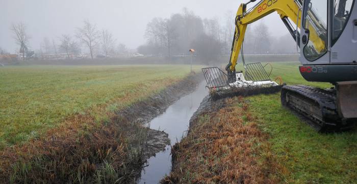 Grabenpflege mit dem Mähkorb - Foto: Samuel Ehrenbold