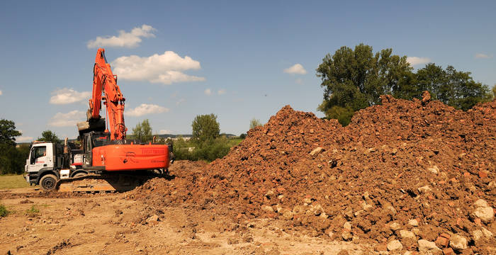 Ziegelbruch kommt zum Vorschein - Foto: Niklaus Troxler