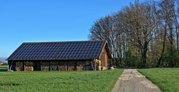 Solarpanels auf einer Feldscheune - Foto: pixabay.com