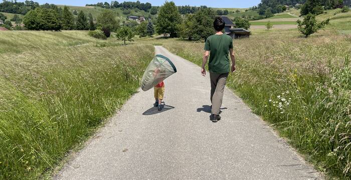 Vater und Sohn auf Insektenpirsch