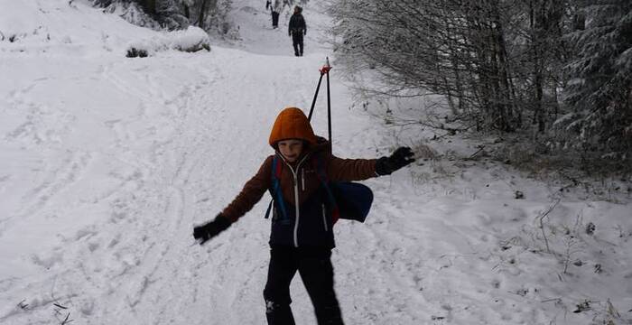 aktives Kind im Schnee