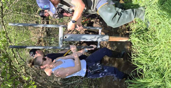 Pflöcke einschlagen am Scheidbach