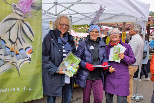 Irene (links aussen) anlässlich des Kräuter- und Wildpflanzenmarkts in Escholzmatt