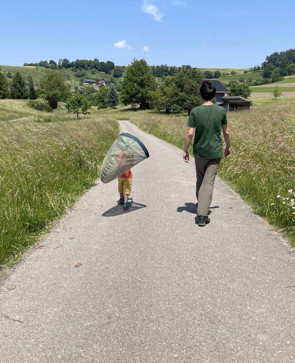 Vater und Sohn auf Insektenpirsch