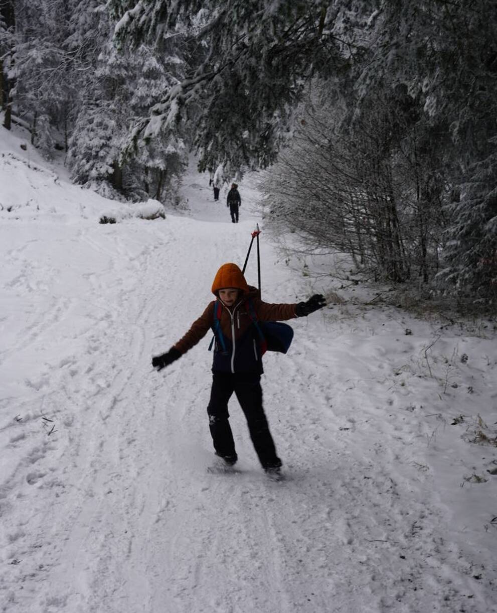 aktives Kind im Schnee